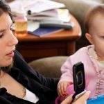 Verbroken verbinding: smartphonegebruik in het bijzijn van je kind