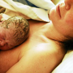 Baby’s huilen minder dankzij huid-op-huidcontact