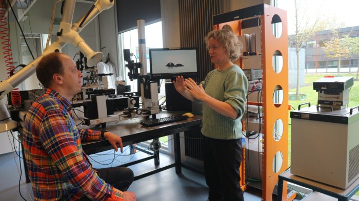 Postdoc Andriy Kuzmyn en professor Sissi de Beer van de UTwente