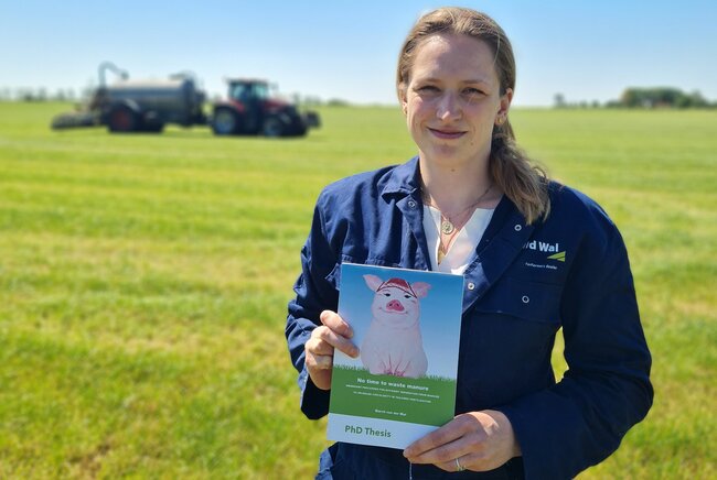 Marrit van der Wal met proefschrift