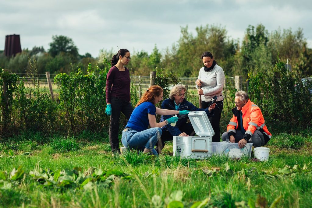 Onderzoekers van het PFAS Remediation Living Lab voeren veldwerk uit op de verontreinigde locatie.