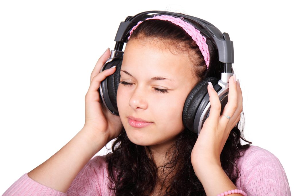 Vrouw met koptelefoon