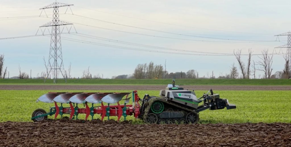 Een robot met de ploeg.