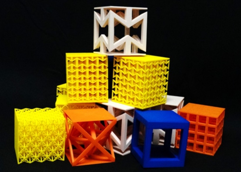 Voorbeelden van 3D geprinte blokken metamateriaal met verschillende typen eenheidscellen, gebruikt voor het onderzoek dat beschreven is in Small Structures.