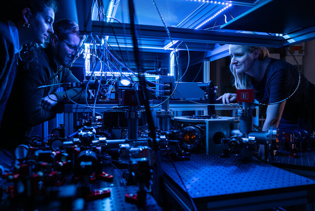 Onderzoeker bij quantumsimulator