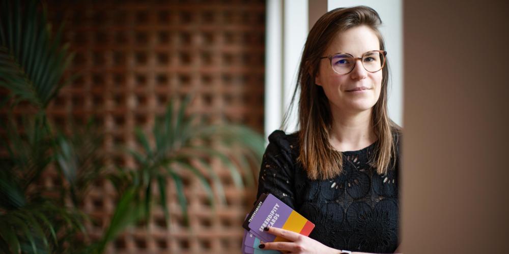 Annelien Smets met haar kaarten