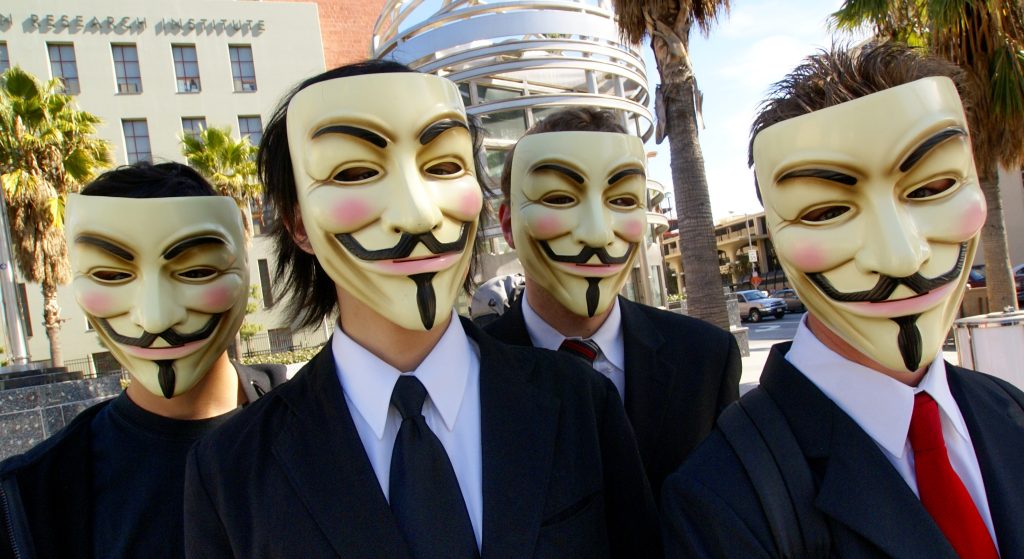 Mensen met Anonymous-masker