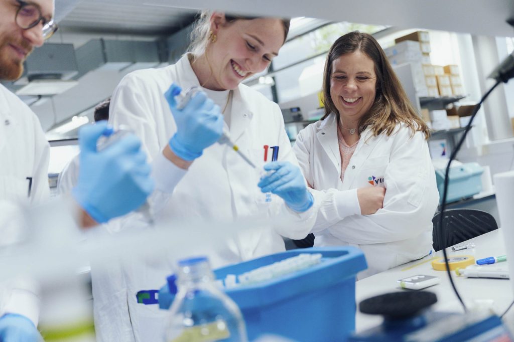 Charlotte Scott (rechts) in haar laboratorium