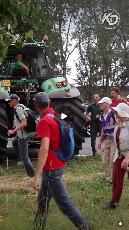 Nederlandse boer rijdt in op demonstranten